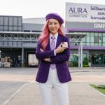 ผู้หญิงใส่สูทยืนอยู่หน้าโรงงานรับผลิตครีม สำหรับบทความวิเคราะห์การเริ่มต้นสร้างแบรนด์สกินแคร์ด้วยทุนหลักหมื่น